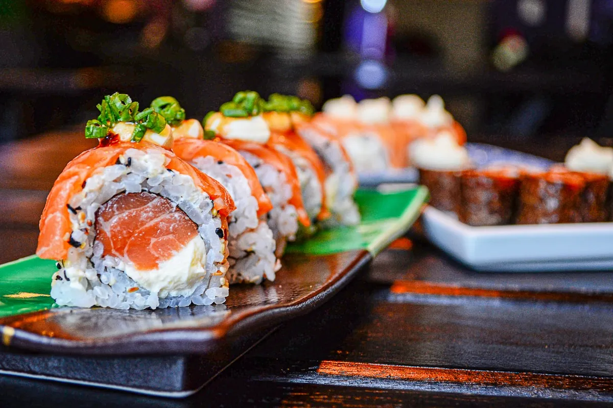 Assortiment de sushis frais préparés par YŪKI Sushi Bar